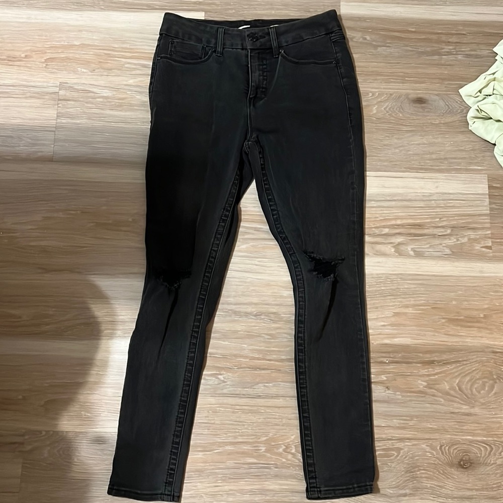 Womens size 8 black distressed at knee stretch skinny jeans